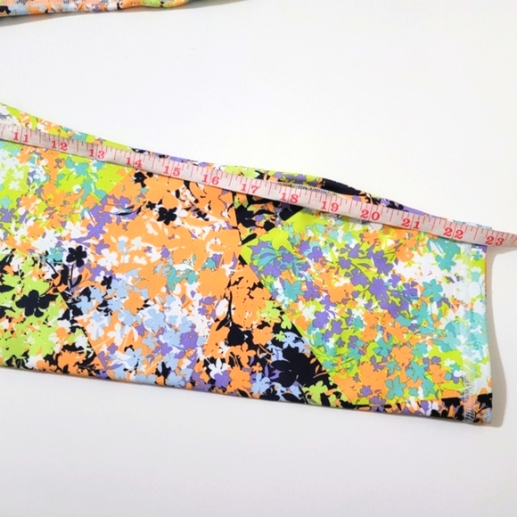 Fabletics Mid Rise Capri, Meridian remix, size Medium - Picture 8 of 9